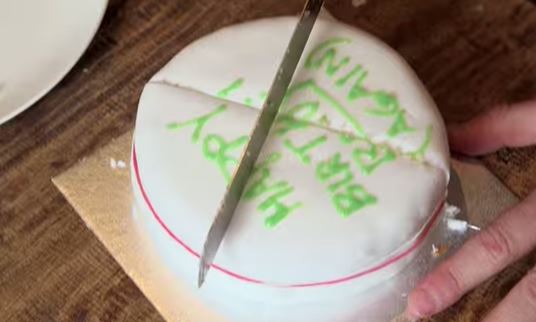 La manera correcta (gastronómicamente) de cortar un pastel