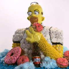Homero Simpson hecho de comida chatarra